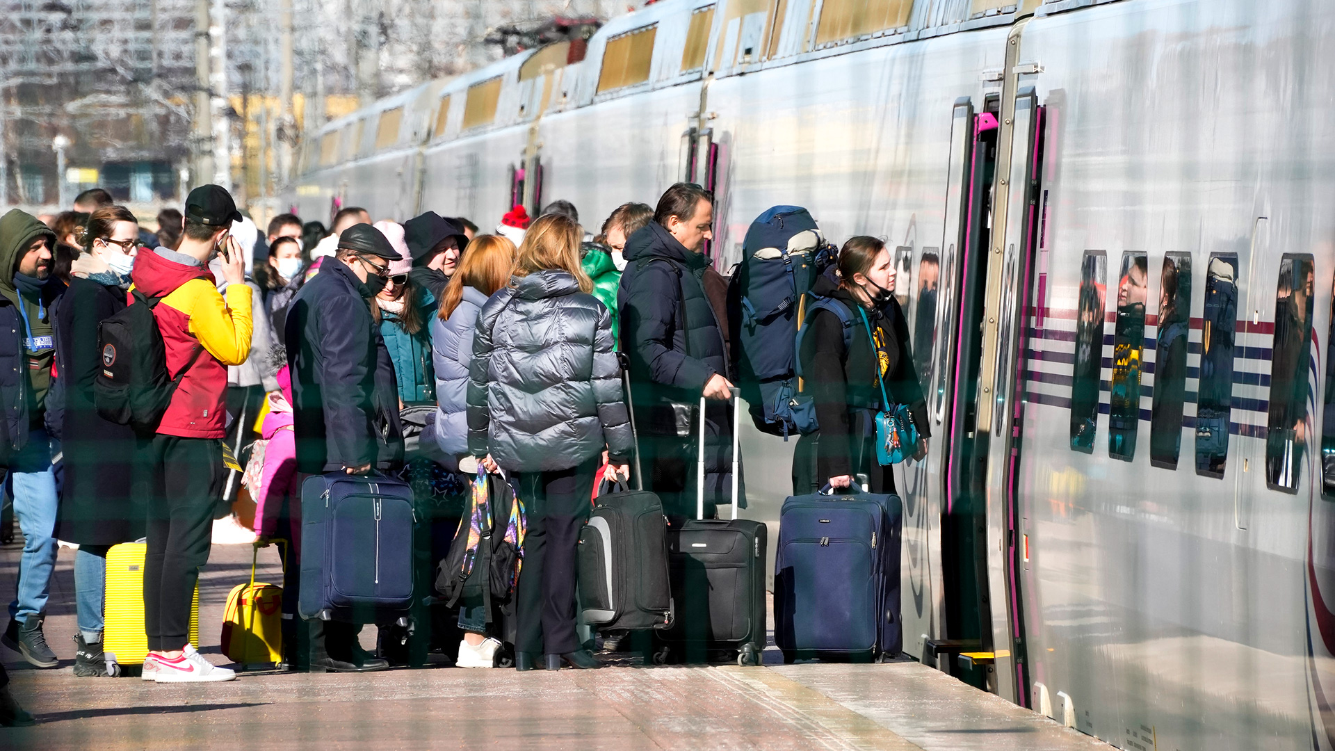 Ukrainische Fahrgäste besteigen in St. Petersburg (Russland) den Hochgeschwindigkeitszug Allegro, der vom St. Petersburger Bahnhof Finlandsky nach Helsinki abfährt.