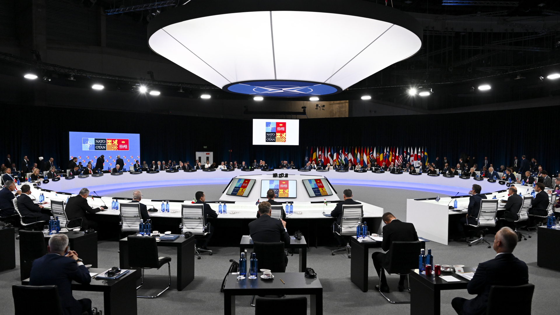 Staats- und Regierungschefs der 30 NATO-Mitglieder