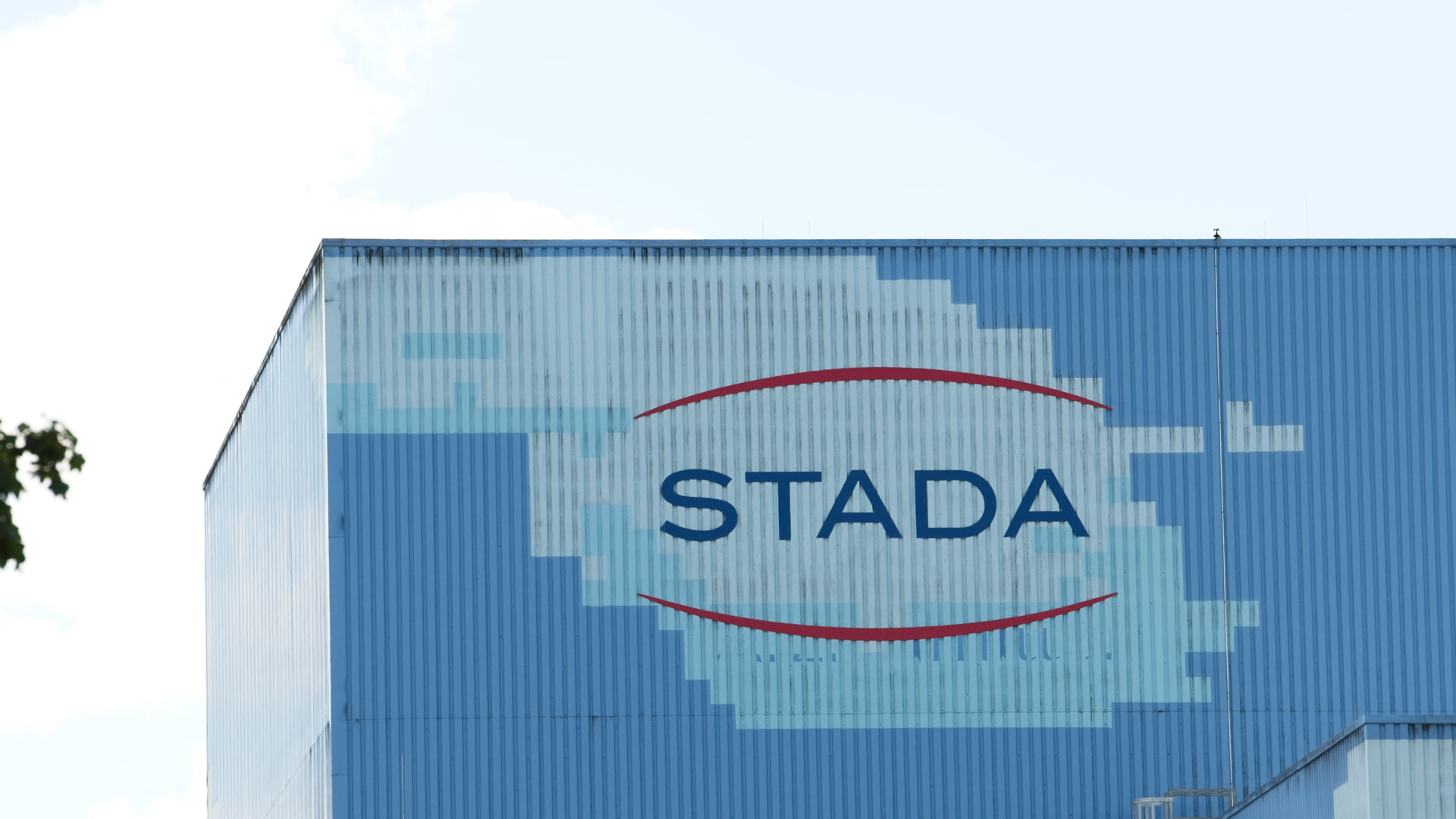 Das Logo von Stada - Pharma steht auf einer Halle.  | picture alliance / Eibner-Presse