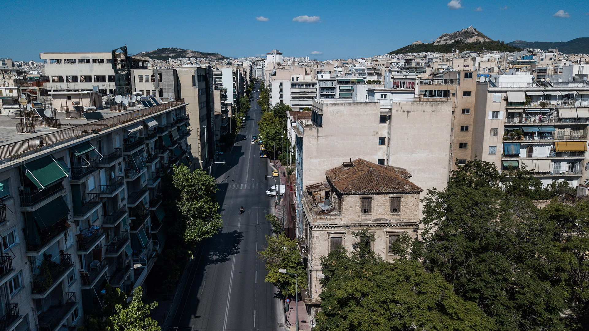Blick auf eine leere Straße in Athen (Griechenland). (Archivfoto: 11.08.2018) | dpa