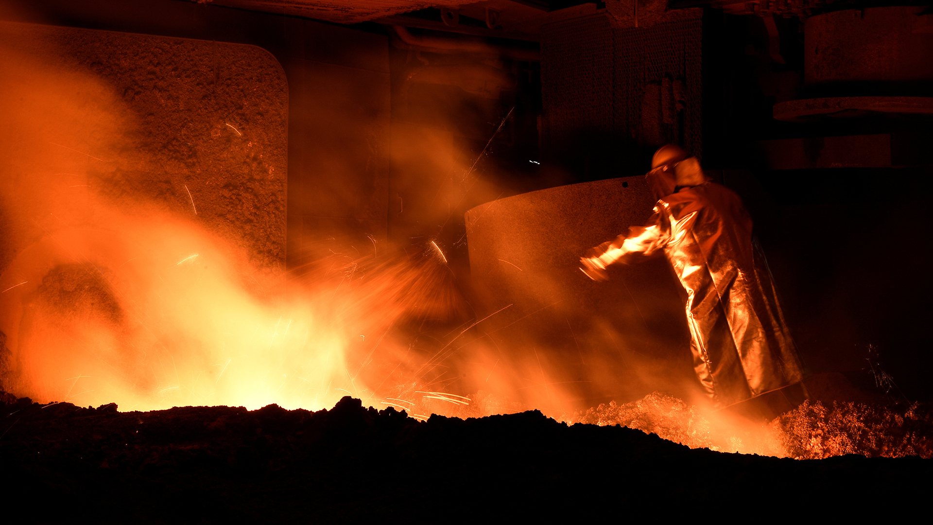 Arbeiter im Stahlwerk der Salzgitter AG in Salzgitter | REUTERS