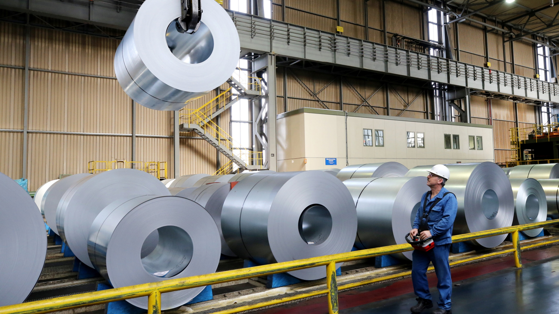 Stahlblechrollen im ThyssenKrupp-Werk | dpa