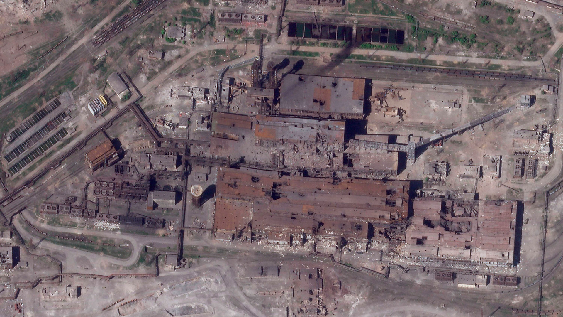 Ein Satellitenbild zeigt Schäden im Asowstal-Stahlwerk in Mariupol. | AP