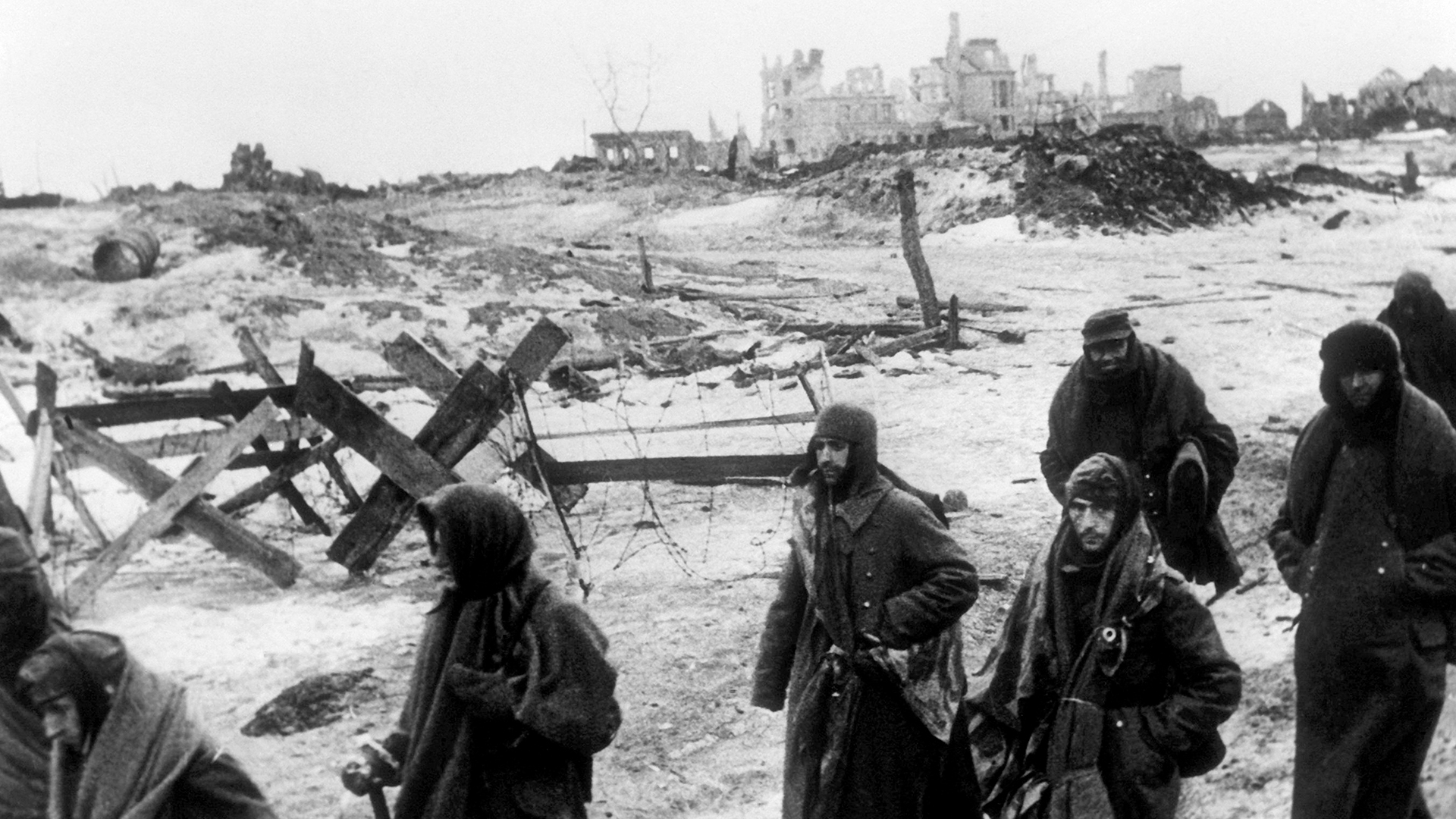 Überlebende deutsche Soldaten verlassen nach der Kapitulation Stalingrad.