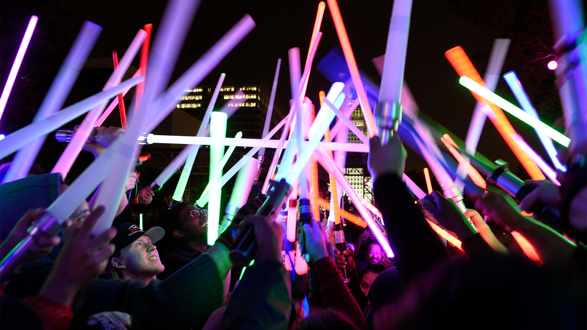 Star-Wars-Fans heben gemeinsam ihre Lichtschwerter bei einem Treffen im Rahmen der "Glow Battle Tour", einem US-weiten Fan-Event, in einem Park in Los Angeles, USA. | dpa