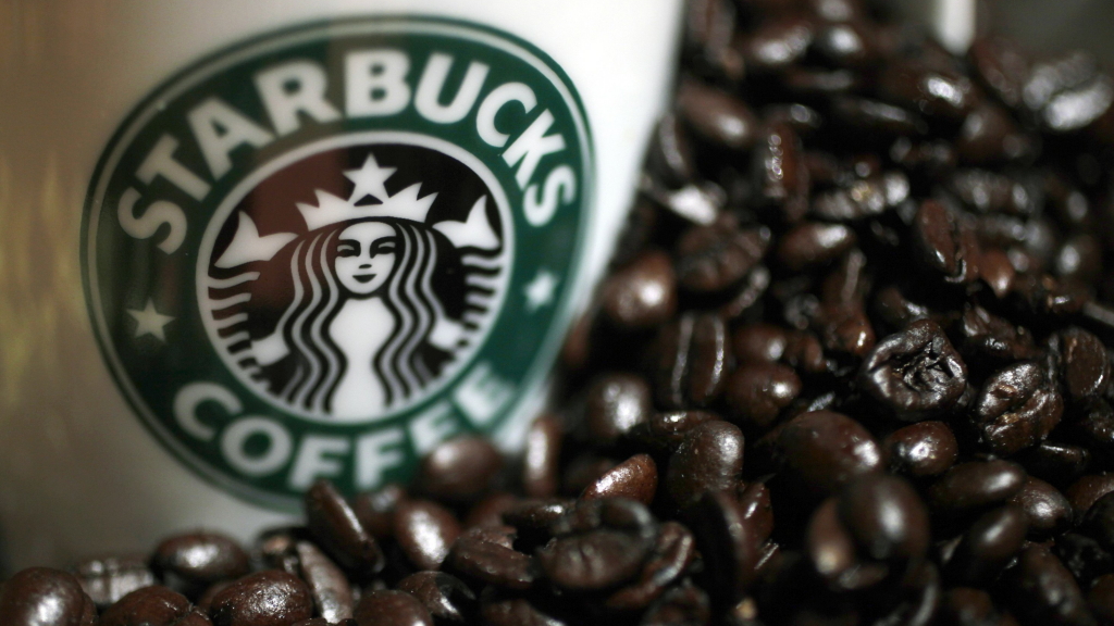 Ein Becher mit Starbucks-Logo | REUTERS
