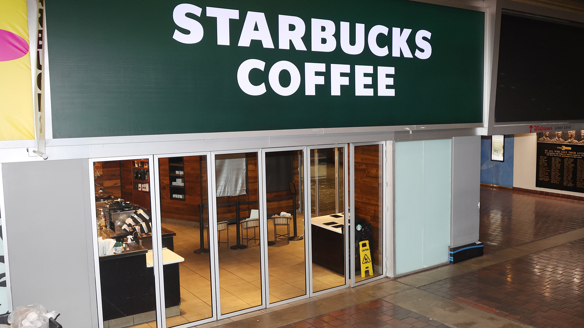 Die Starbucks-Filiale in der Union Station in Washington D.C. wird aus Sicherheitsgründen geschlossen. | picture alliance / mpi34/MediaPu