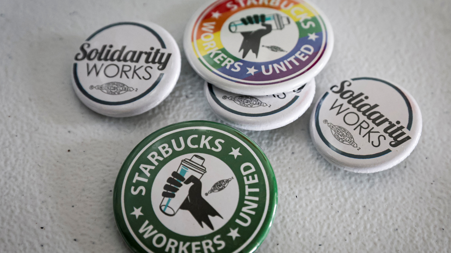 Sticker einer Gewerkschaft bei Starbucks | REUTERS