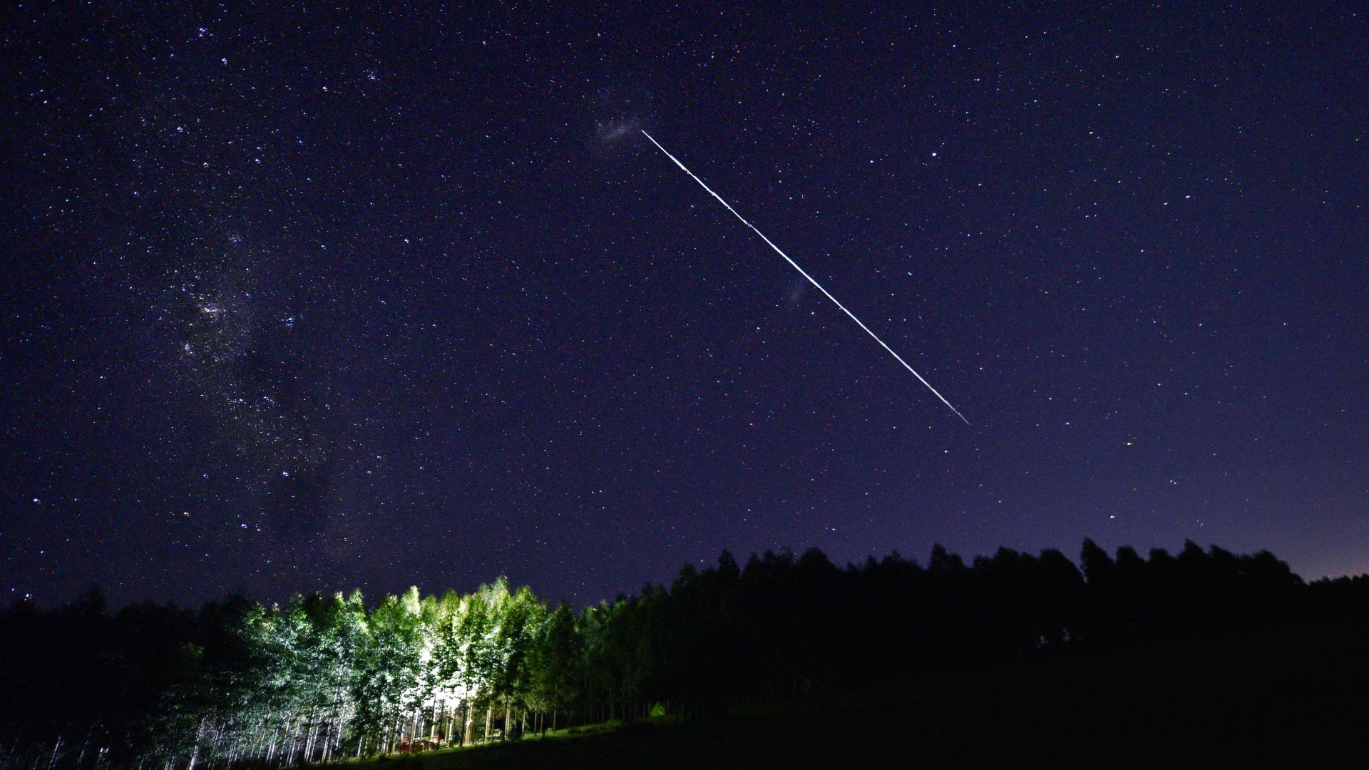 Eine Langzeitaufnahme zeigt die Spur von Starlink-Satelliten, die über Uruguay fliegen. | AFP