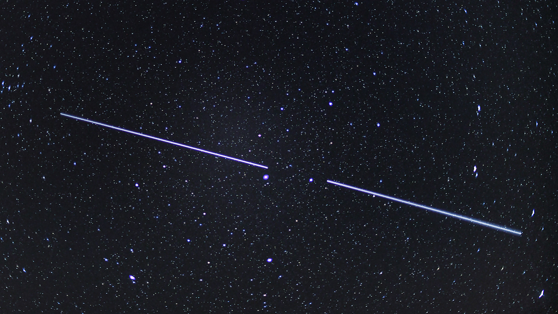 Zwei starlink-satelliten sind als lichtstreifen am nachthimmel zu sehen | dpa