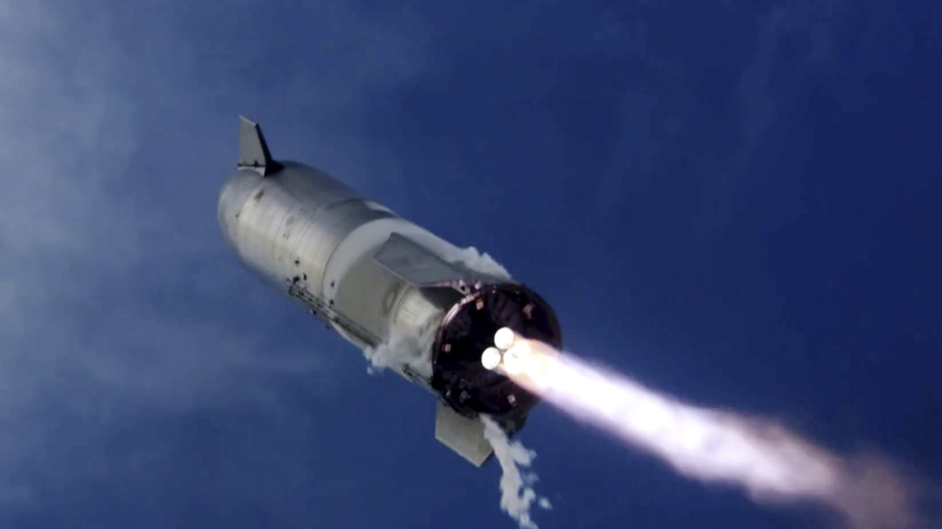 Ein Prototyp des Starships von SpaceX absolviert einen Flug. | dpa