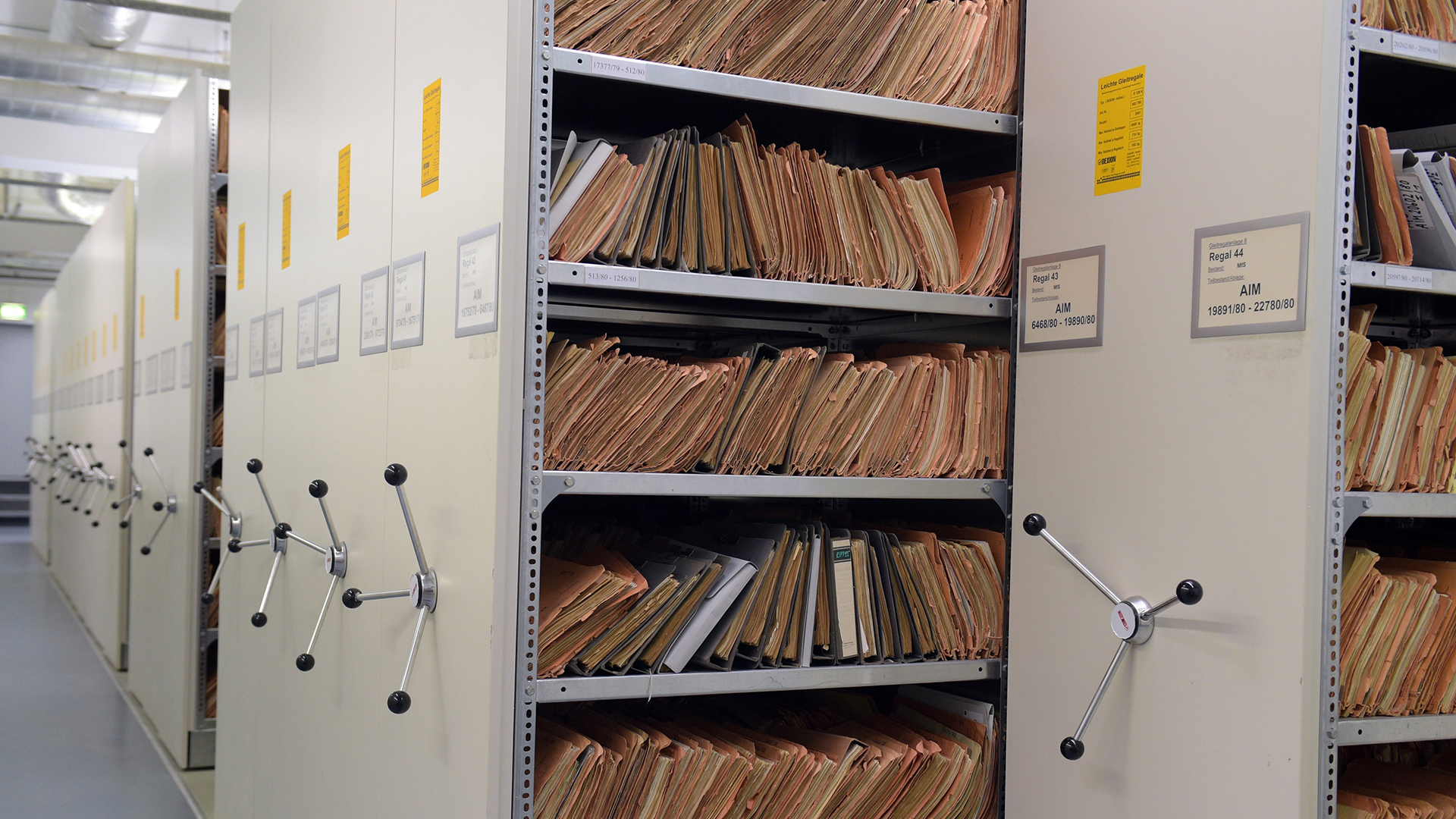 Archivierte Akten von inoffiziellen Mitarbeitern (IM) des Ministeriums für Staatssicherheit (MfS) lagern in den Räumen der Stasi-Unterlagenbehörde | dpa