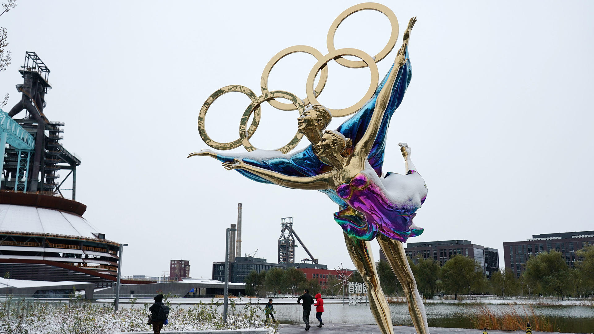 Eine Figur mit den Olympischen Ringen steht im Shougang-Park und ist mit Schnee bedeckt. | dpa