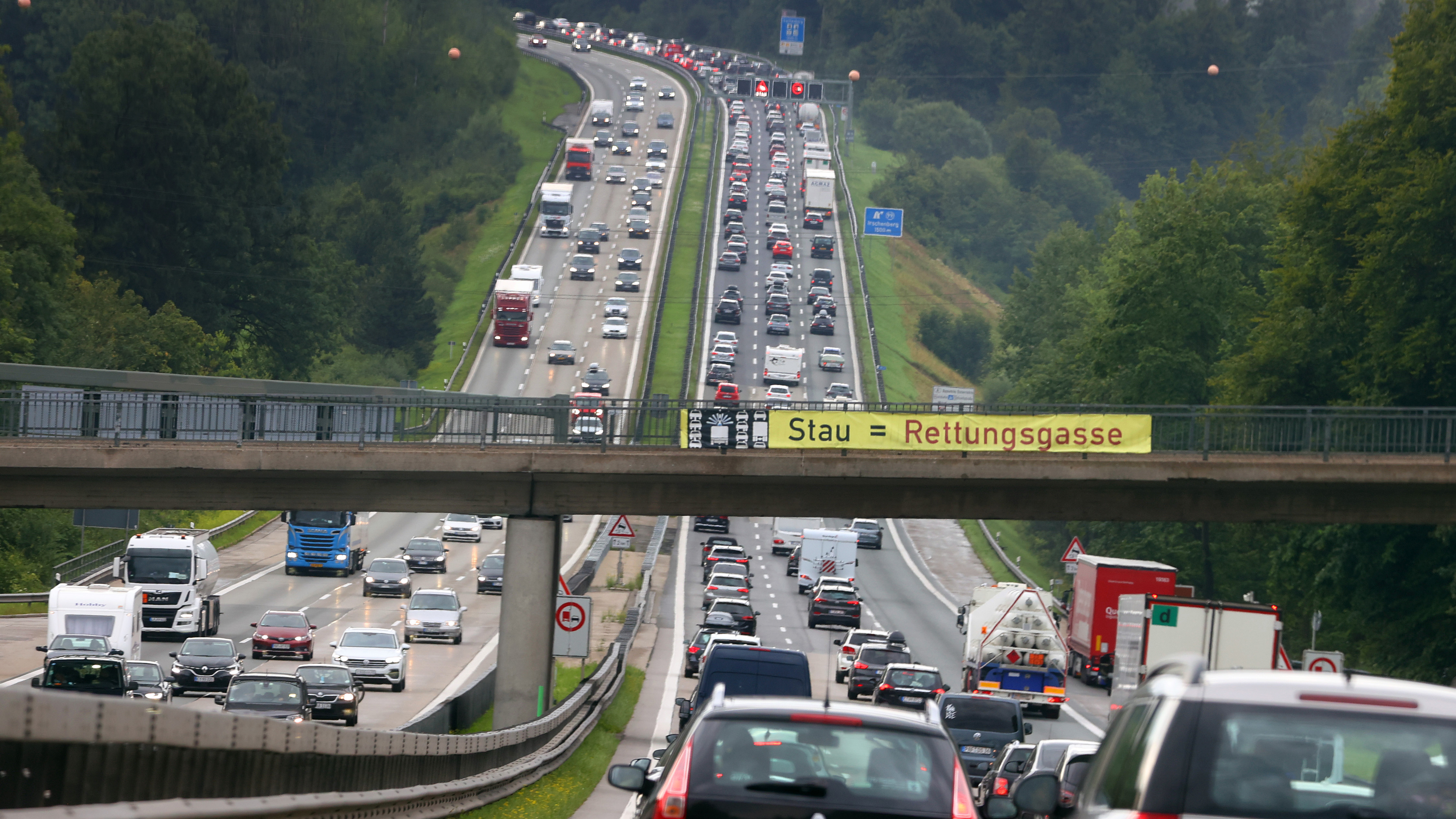 Reiseverkehr Stau in Bayern auf der Autobahn. | dpa