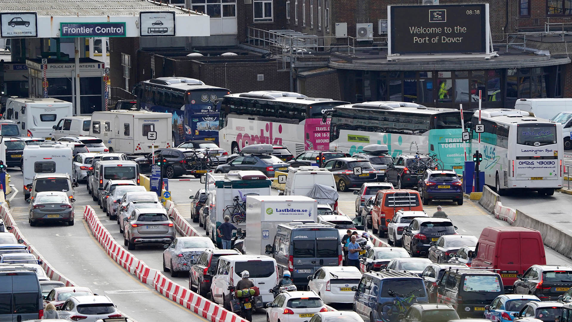 Fahrzeuge stehen Schlange, um in den Hafen von Dover einzufahren. | AP