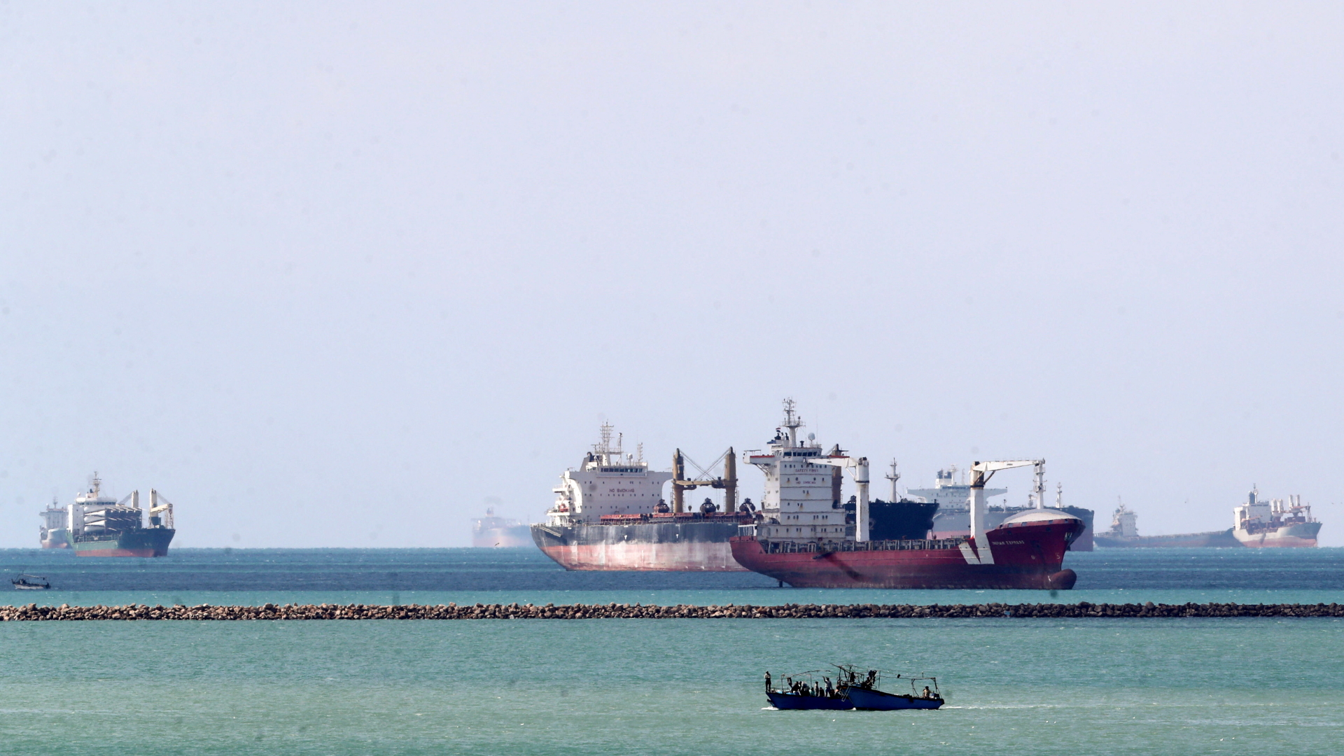 Containerschiffe am Suezkanal | REUTERS