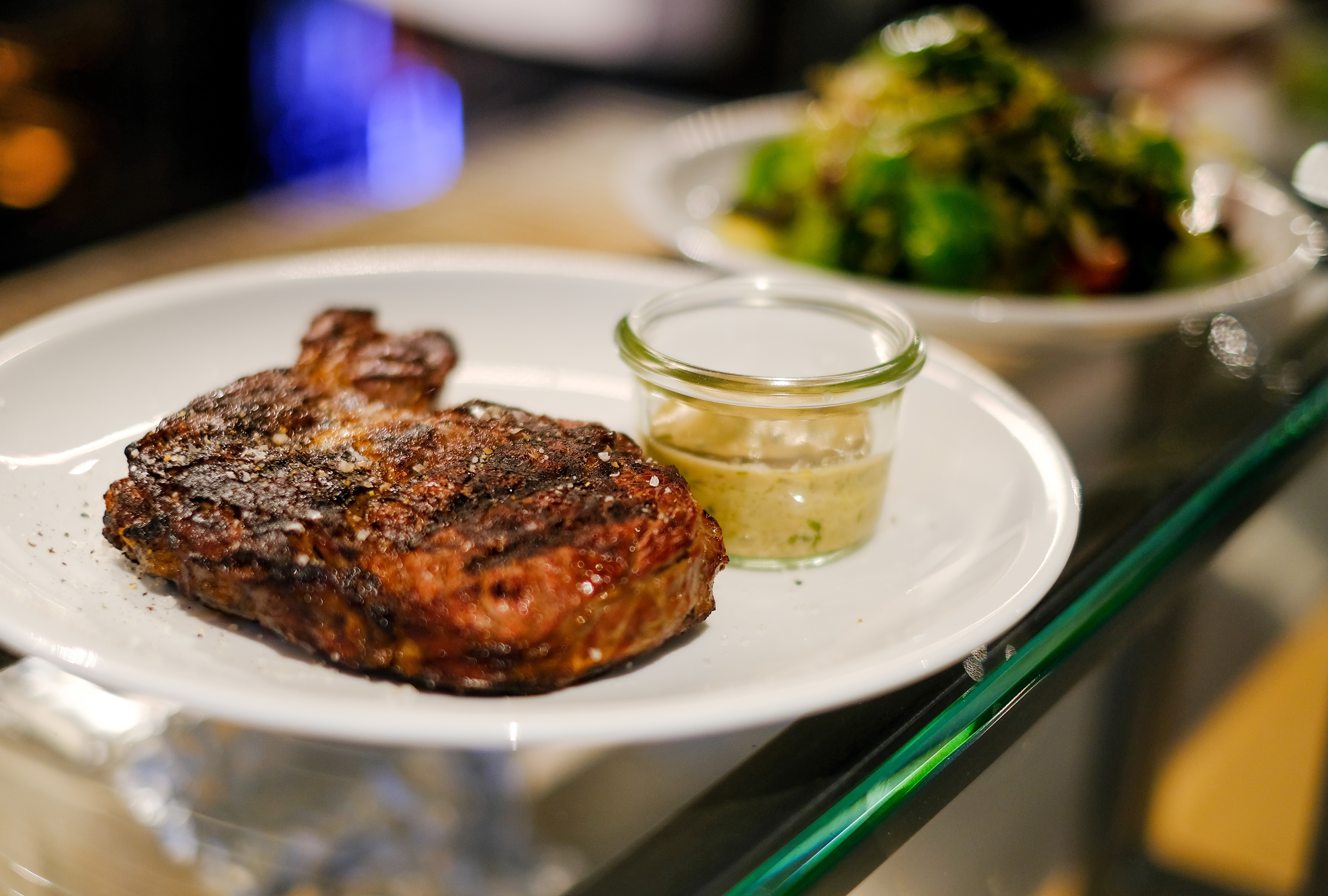 Ein saftig gegrilltes Steak auf einem Teller mit einer Sauce | picture alliance / dpa