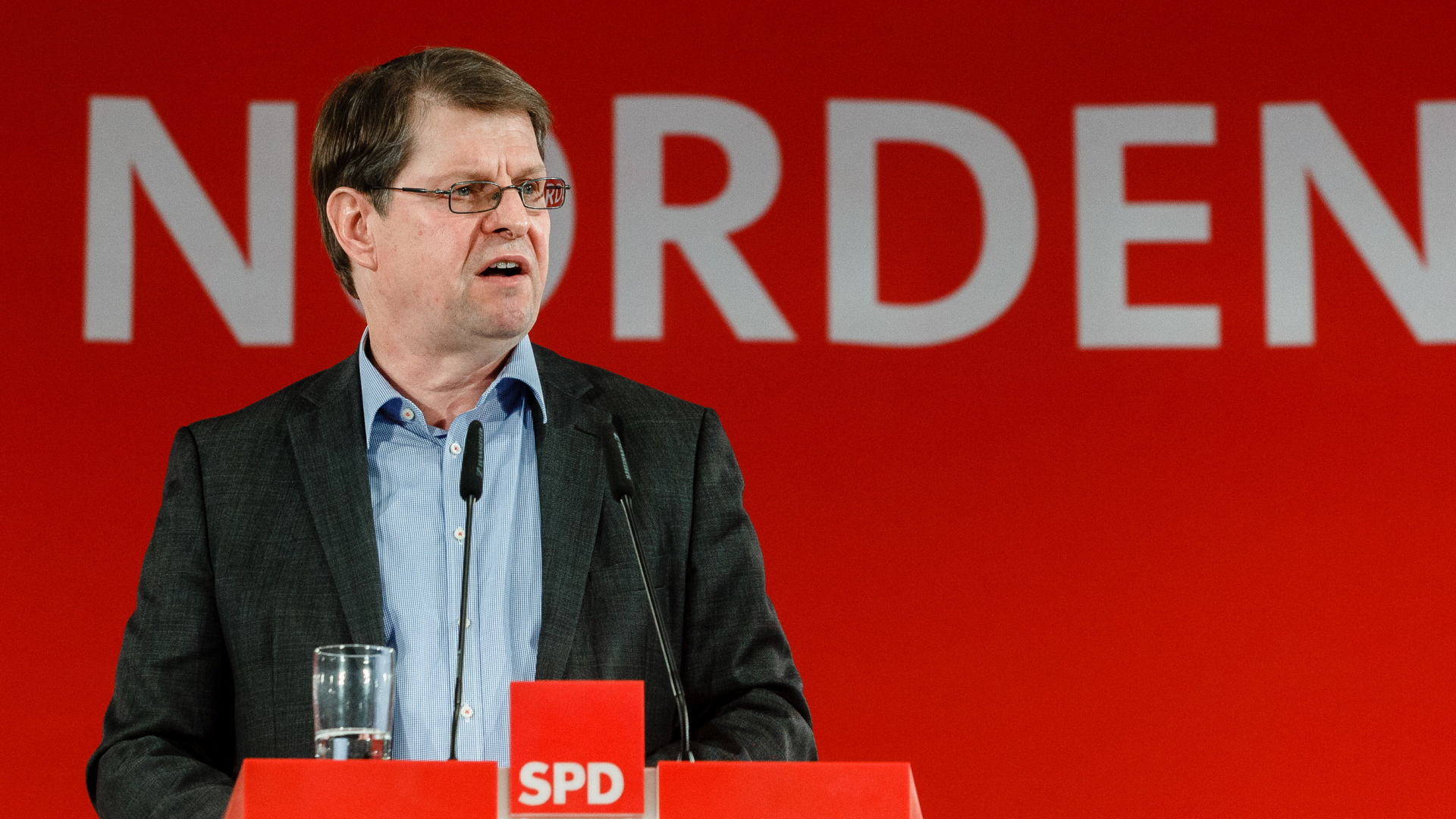 Ralf Stegner, Landesvorsitzender der schleswig-holsteinischen SPD, spricht auf einem Sonderparteitag der schleswig-holsteinischen SPD. | Bildquelle: dpa