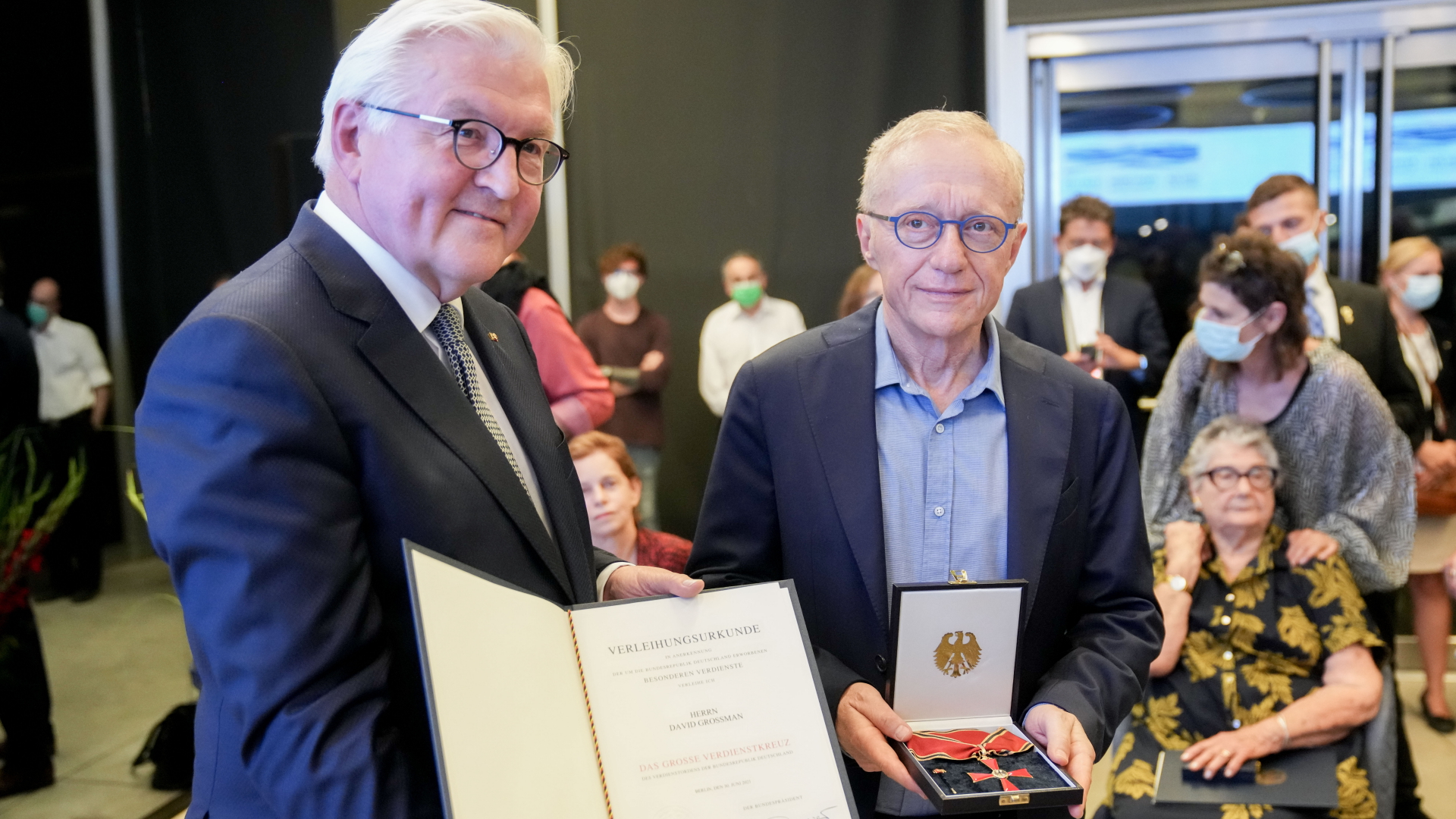 Bundespräsident Frank-Walter Steinmeier verleiht den Verdienstorden an Schriftsteller David Grossman. | dpa
