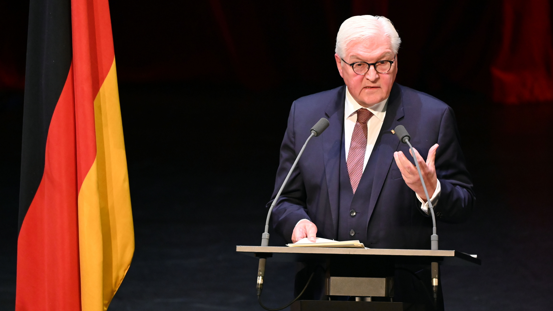 Bundespräsident Frank-Walter Steinmeier spricht im Badischen Staatstheater in Karlsruhe | dpa