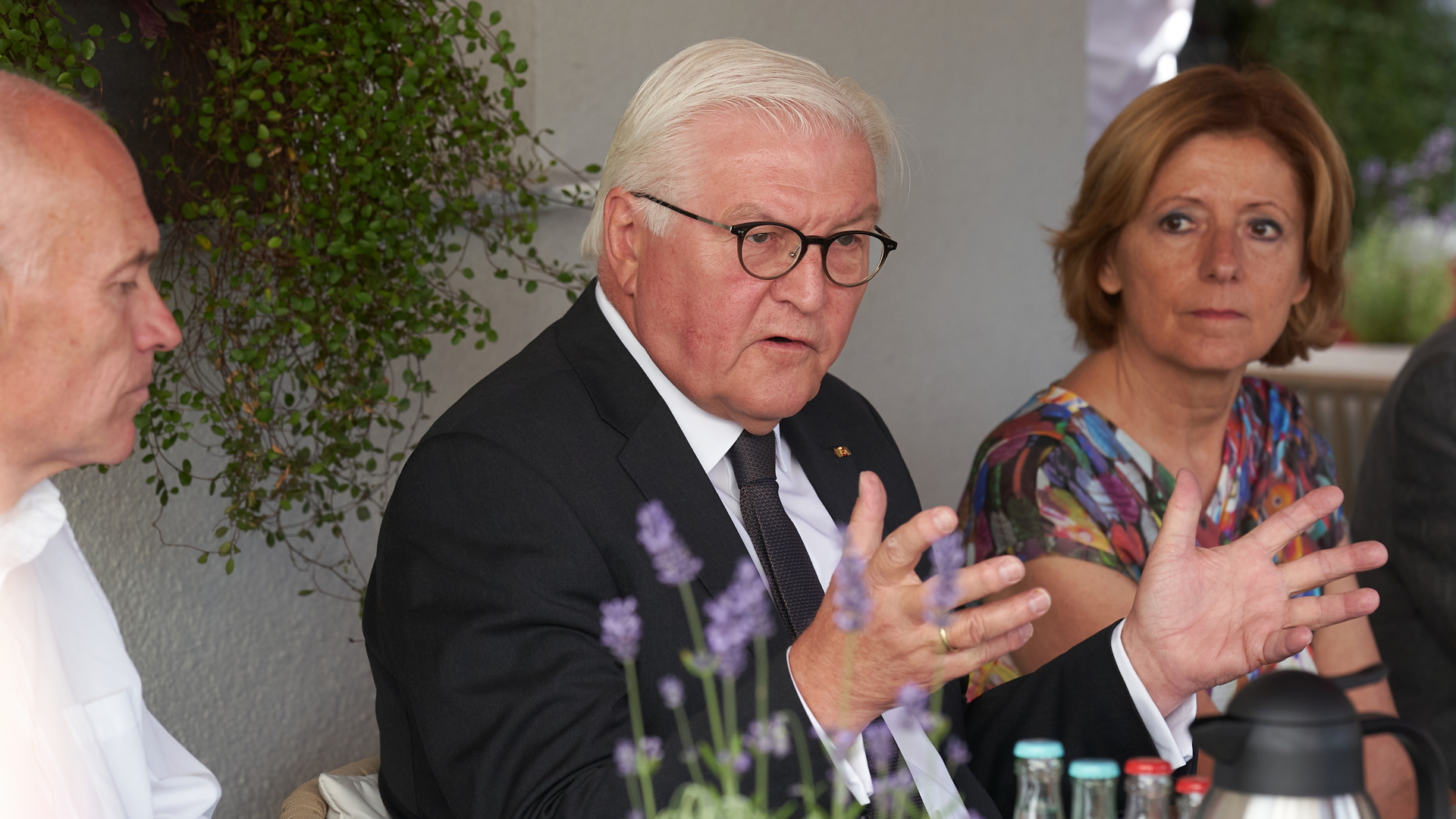 Bundespräsident Steinmeier und Ministerpräsidentin Dreyer sprechen mit einem Gastronomen, der von der Flut betroffen war | dpa
