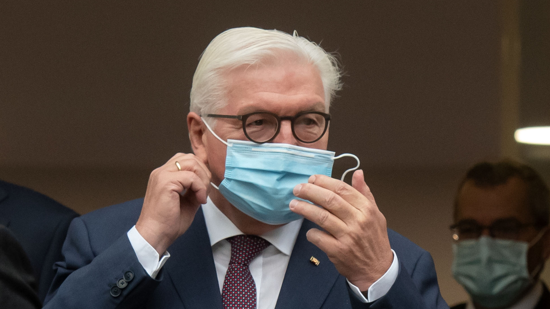 Bundespräsident Frank-Walter Steinmeier trägt einen Mund-Nasen-Schutz | dpa