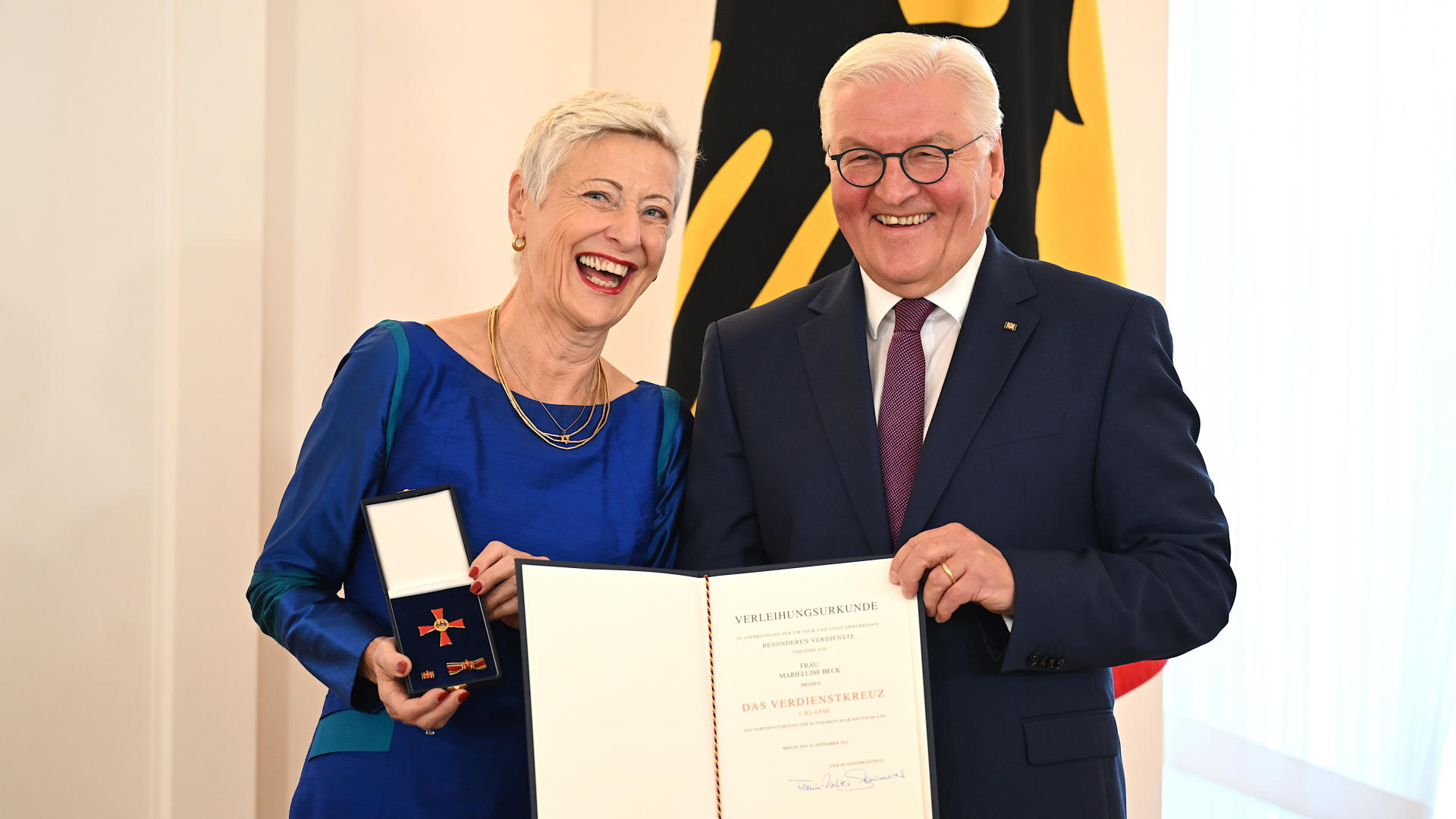  Bundespräsident Frank-Walter Steinmeier überreicht die Auszeichnung an die Grünen-Politikerin Marieluise Beck (September 2022) | dpa