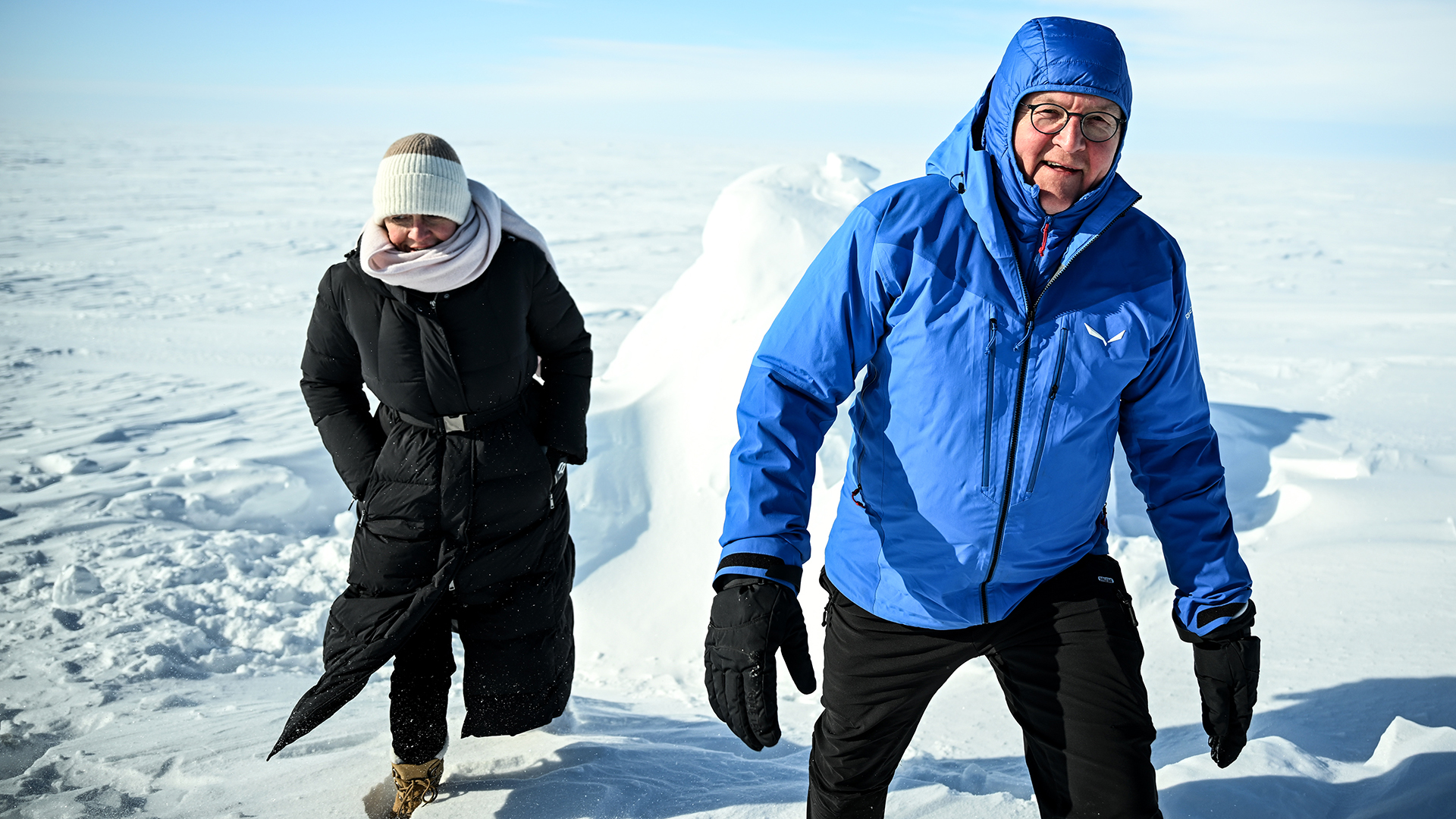 Frank-Walter Steinmeier und seine Frau Elke Büdenbender bei einem Gang durch die Arktis in Tuktoyaktuk.