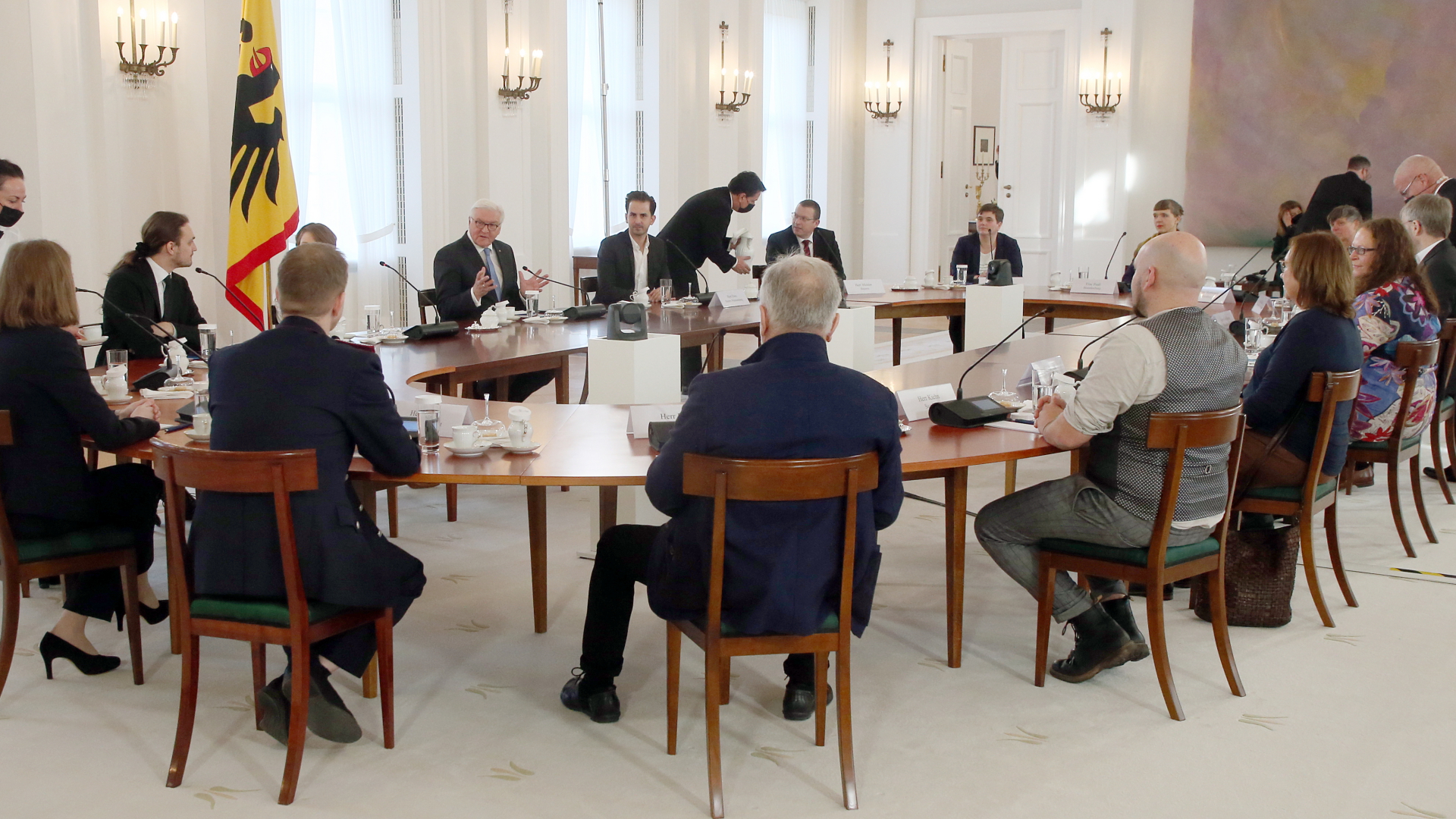 Bundespräsident Steinmeier trifft sich im Schloss Bellevue mit Ehrenamtlichen zu einer Diskussionsrunde. | dpa