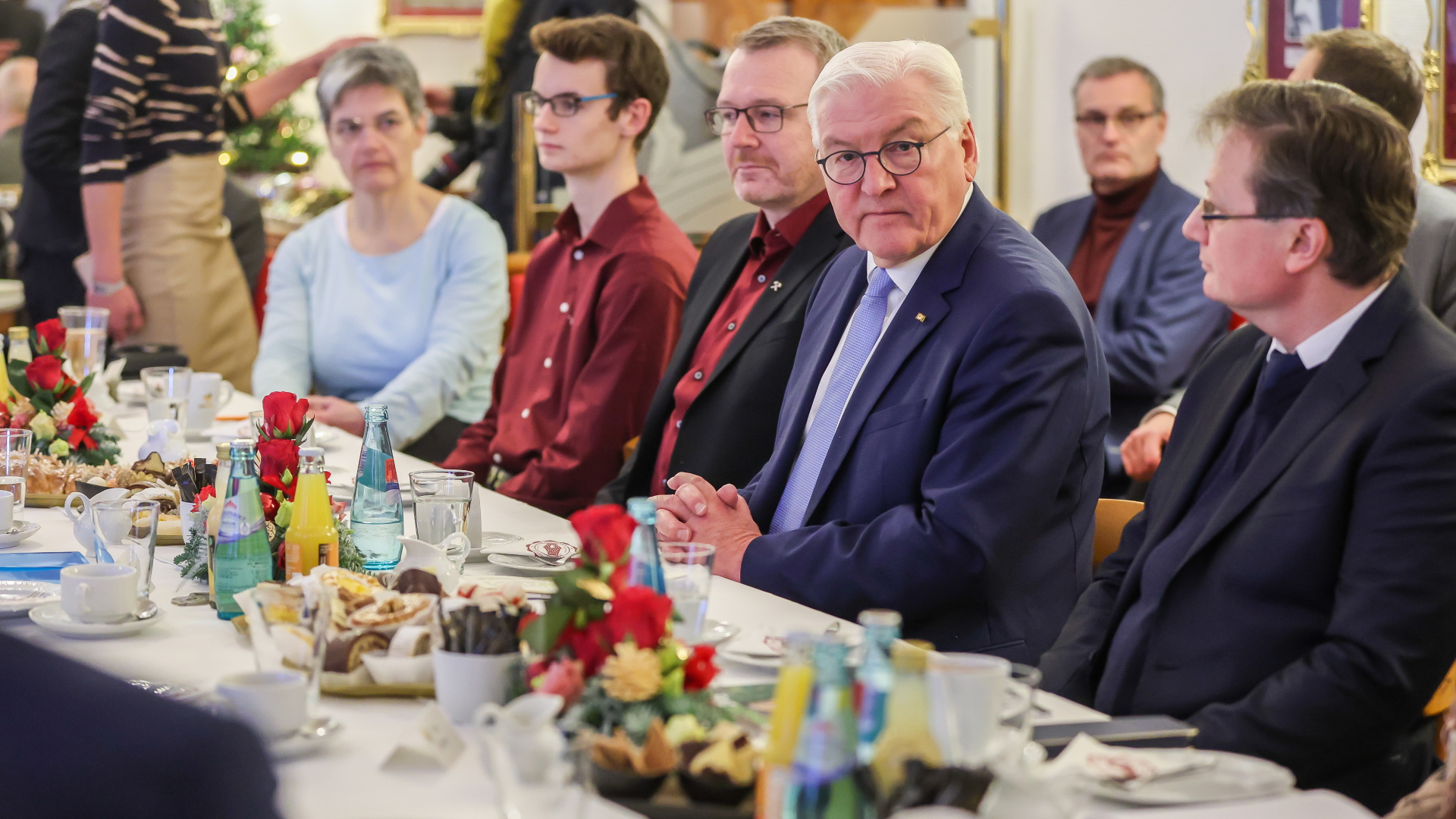 Bundespräsident Frank-Walter Steinmeier sitzt im Freiberger Cafe Hartmann an einer Kaffeetafel mit Bürgern. | dpa