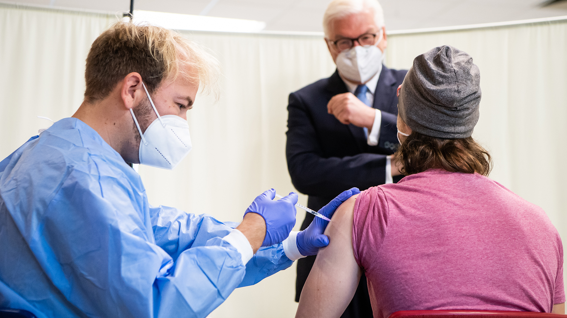 Ein Schüler lässt sich in Anwesenheit von Bundespräsident Frank-Walter Steinmeier impfen | dpa