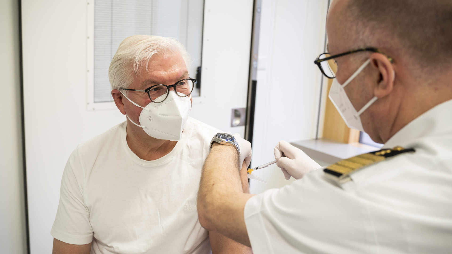 Bundespräsident Frank-Walter Steinmeier bei der Covid-19-Impfung  | EPA