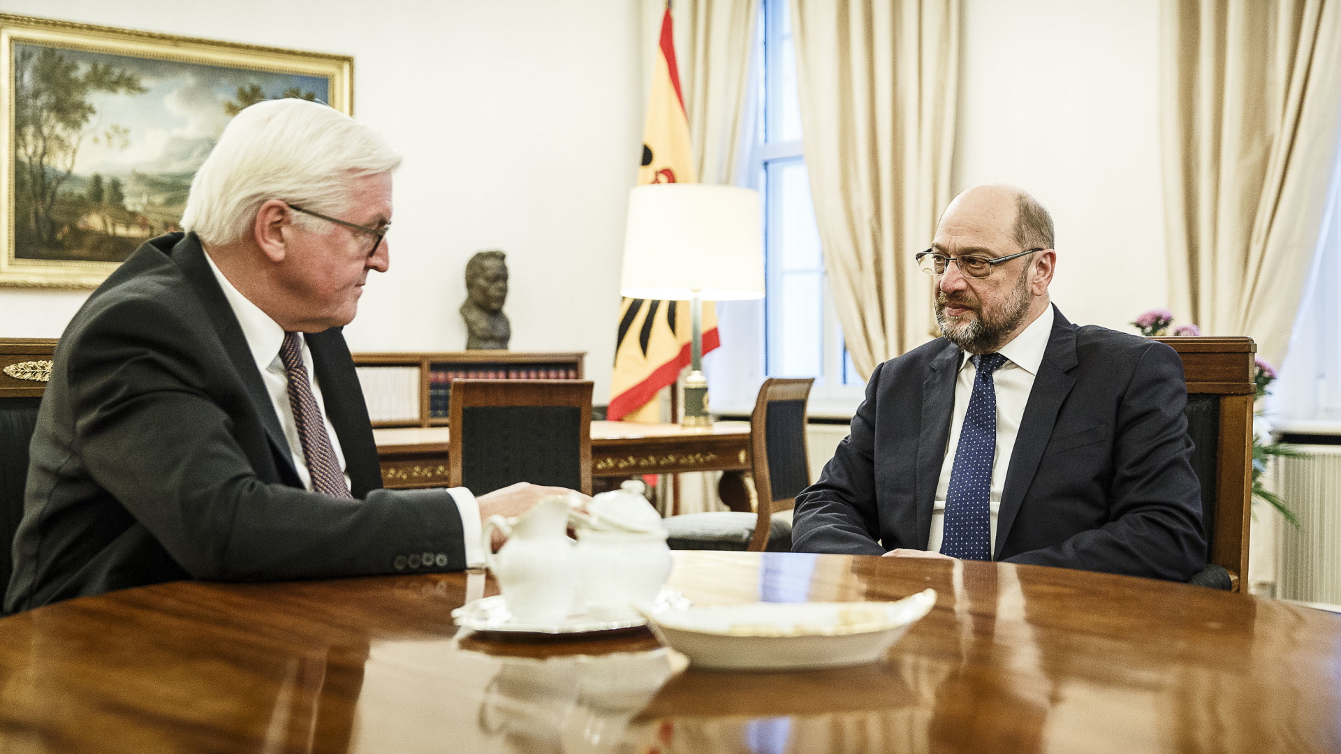 Bundespräsident Frank-Walter Steinmeier, links, mit SPD-Chef Martin Schulz. | dpa
