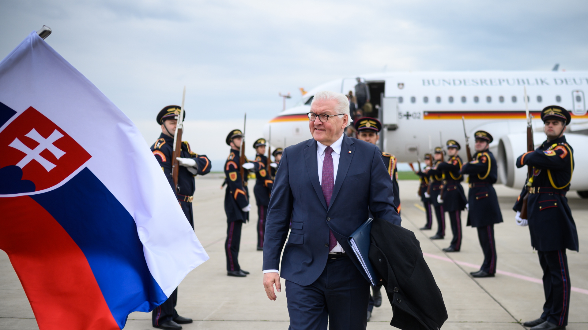 Frank-Walter Steinmeier vor dem Regierungsflugzeug beim Staatsbesuch in der Slowakei. | dpa