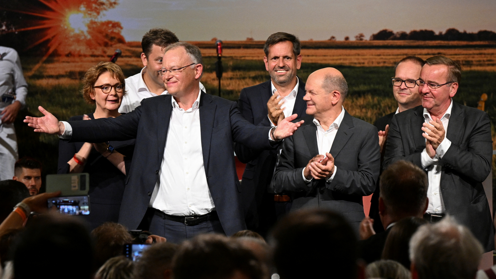 Stephan Weil zusammen mit SPD-Bundesprominenz im Wahlkampf in Cuxhaven. | REUTERS