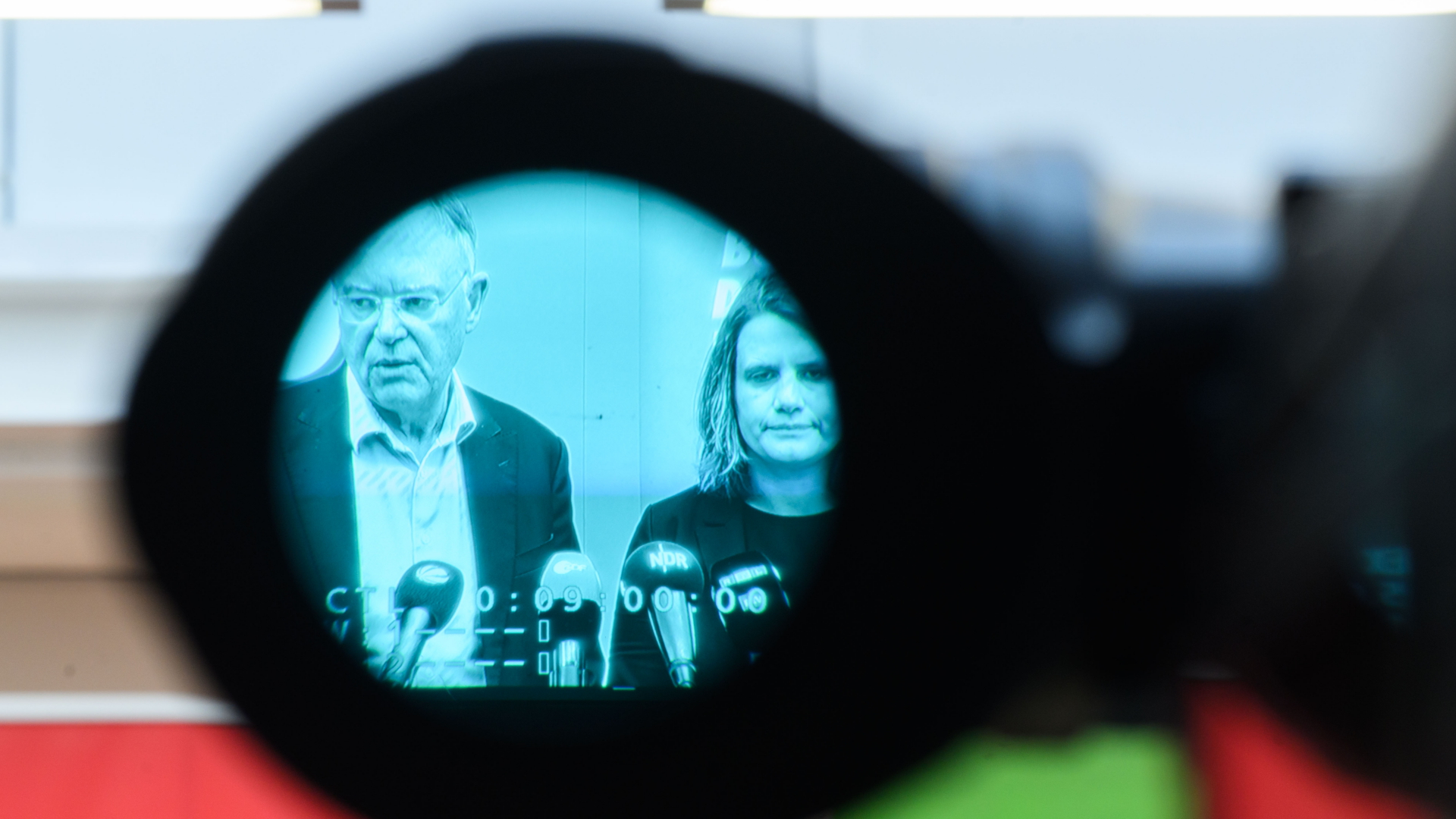 Stephan Weil (SPD), Ministerpräsident Niedersachsen, und Julia Willie Hamburg (Bündnis 90/Die Grünen) geben ein Pressestatement zu geplanten Koalitionsverhandlungen zwischen SPD und Grünen in Niedersachsen und sind dabei im Sucher einer TV-Kamera zu sehen. | dpa