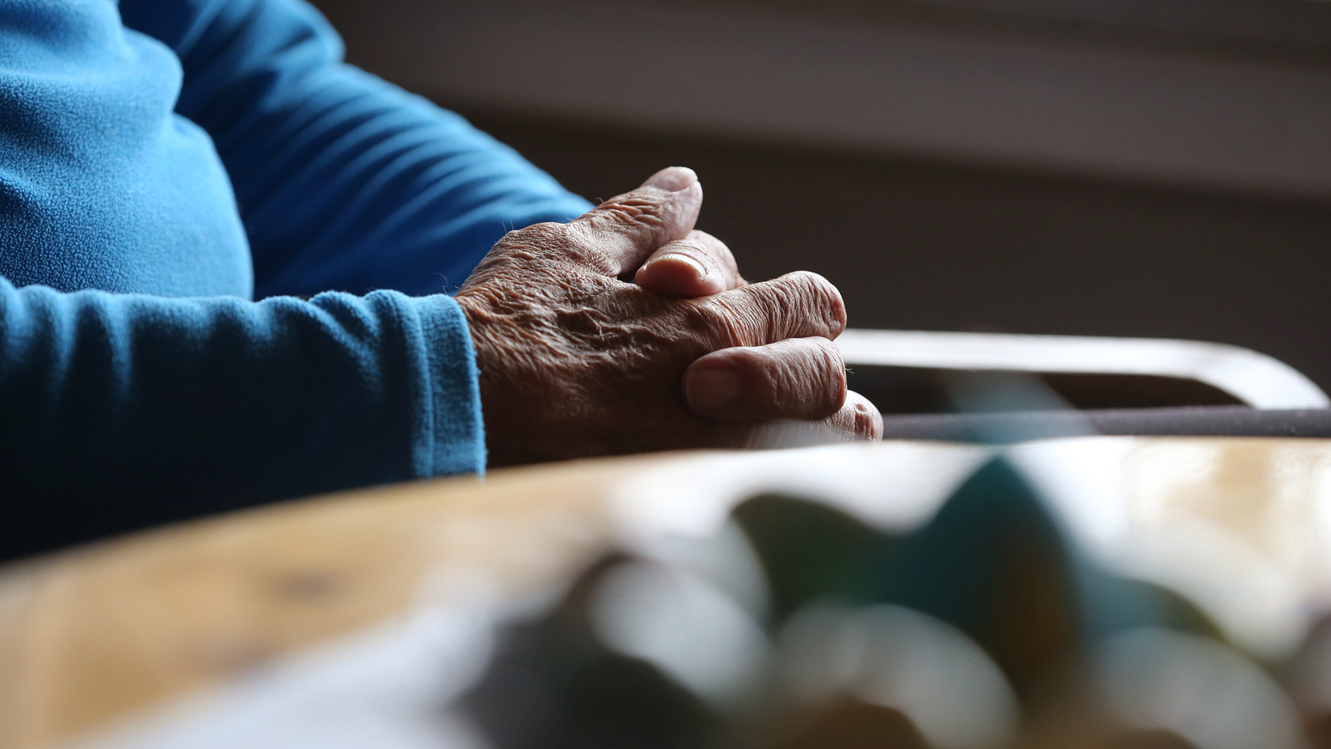 Ein 83 Jahre alter Mann, der sich am Ende seines Lebens die Option zum Suicid offenhalten möchte, sitzt in seiner Wohnung | dpa