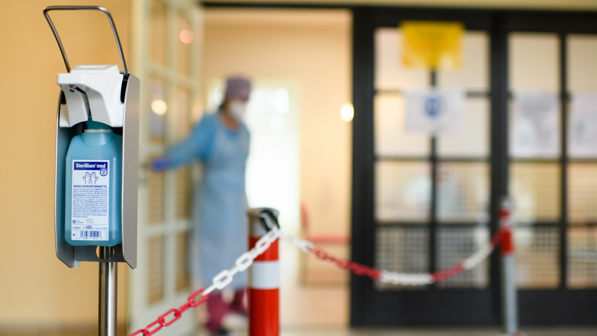 Ein Behälter mit Desinfektionsmittel hängt vor dem Eingang einer Coronavirus-Teststelle in Berlin-Lichtenberg. 