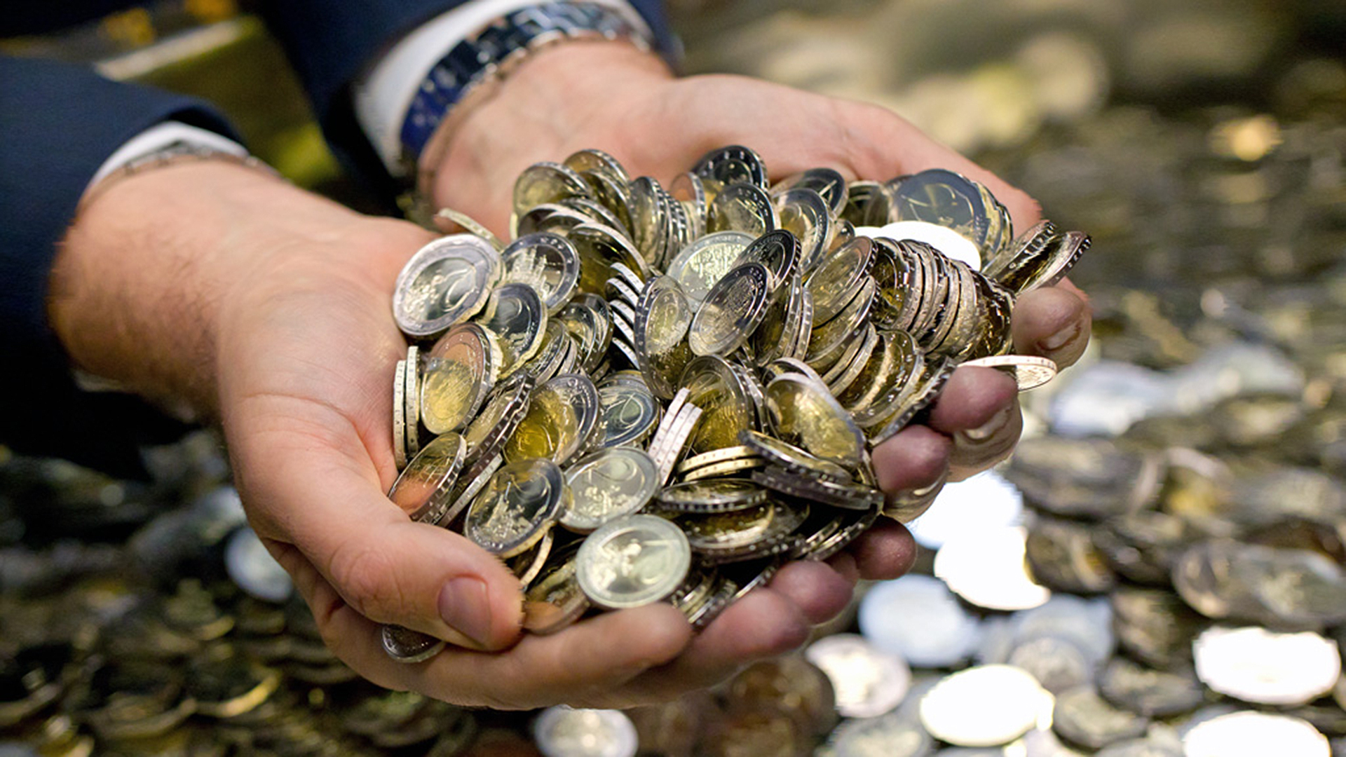 Eine Hand voller Euromünzen