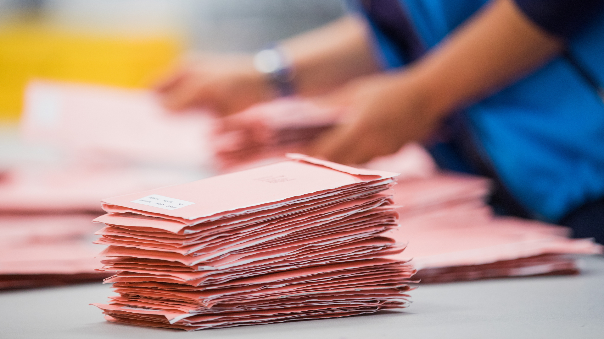 Wahlhelfende sortieren die roten Wahlbriefe mit den abgegebenen Stimmen für die Bundestagswahl 2017. | dpa