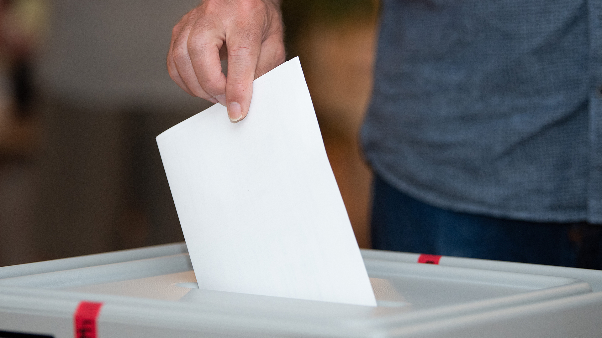 Ein Wähler wirft seinen Stimmzettel in eine Wahlurne. | picture alliance/dpa/dpa-Zentral