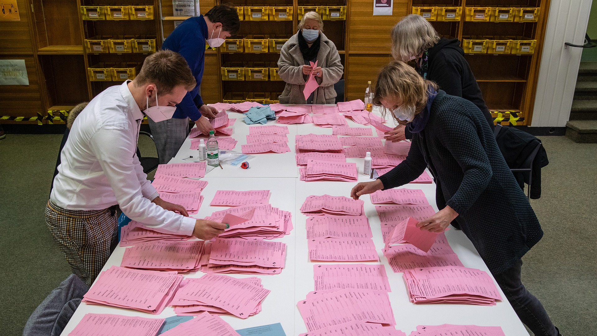 Wahlhelfer zählen in Stuttgart Stimmzettel aus.  | dpa