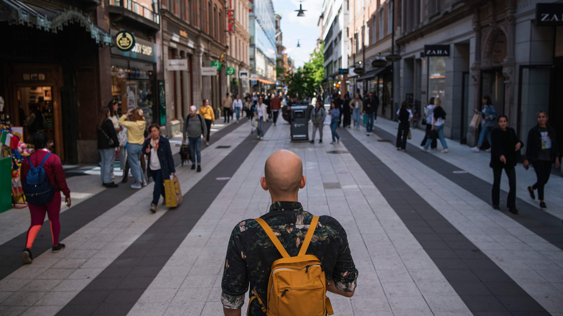 Menschen in einer belebten Straße in Stockholm | AFP