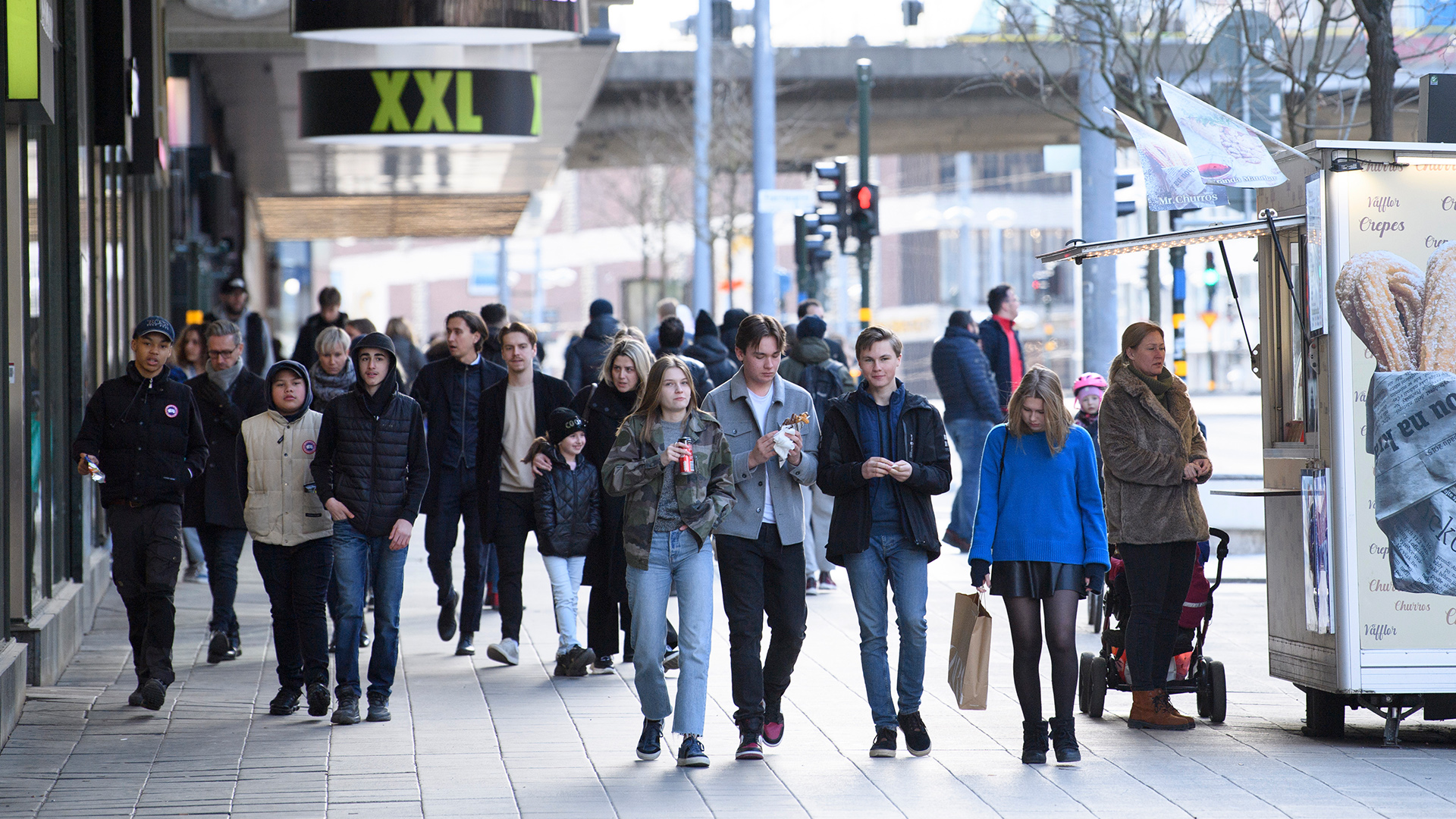 Schweden, Stockholm: Menschen gehen durch die Stadt. | dpa