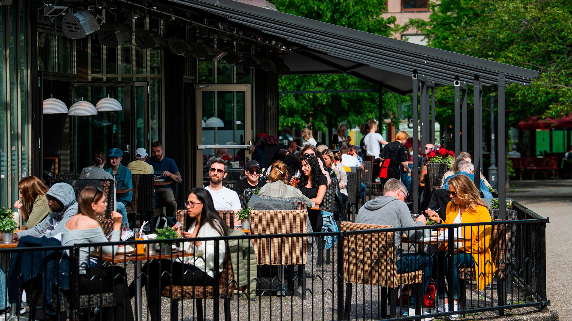 Menschen sitzen in Stockholm im Außenbereich eines Restaurants | AFP