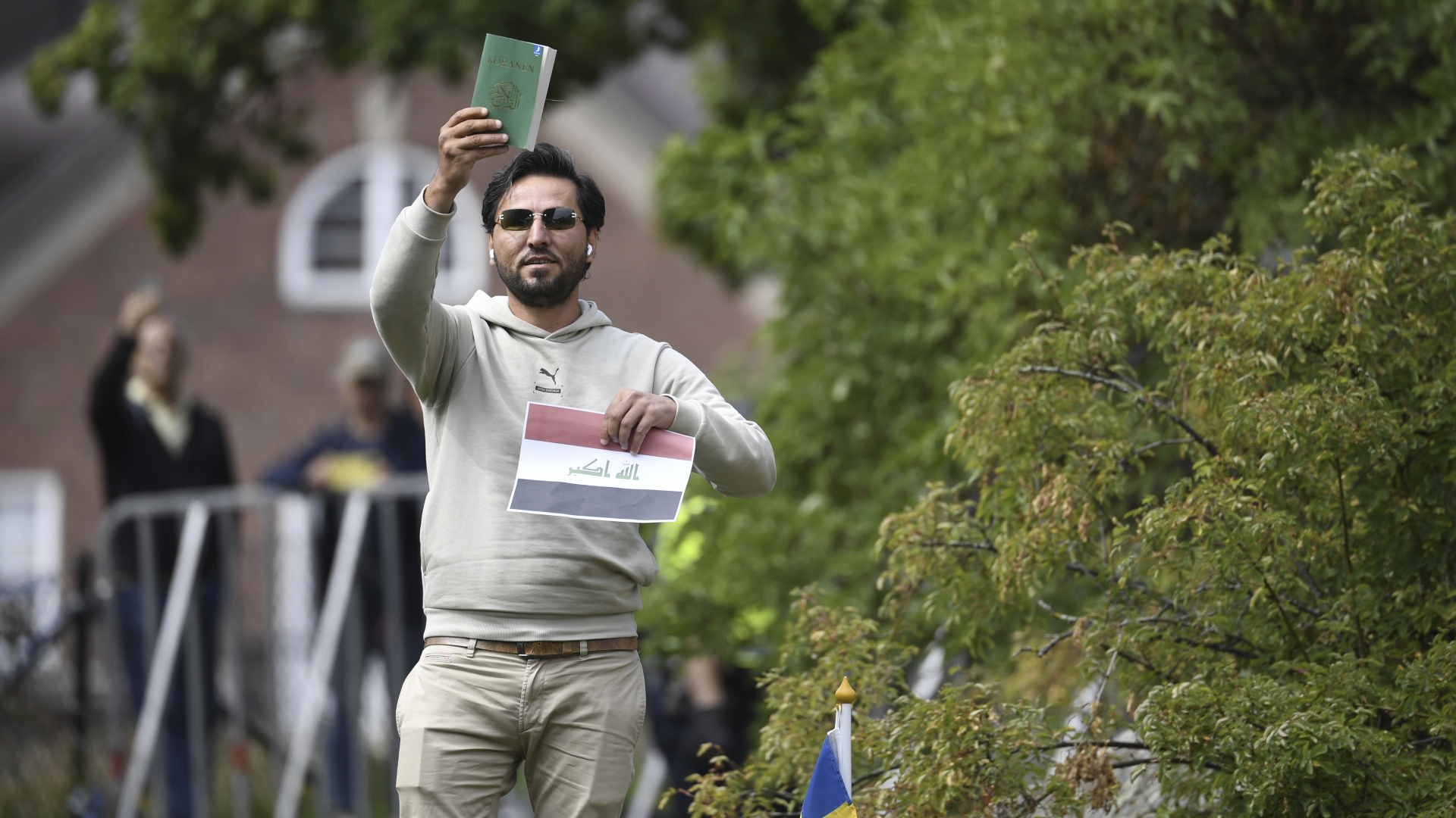 Bei einer Demonstration in Stockholm (Schweden) ist Salwan Momika zwar auf den Koran getreten, hat die heilige Schrift der Muslime aber nicht wie angekündigt verbrannt, dies berichtete eine Journalistin der Nachrichtenagentur AFP.