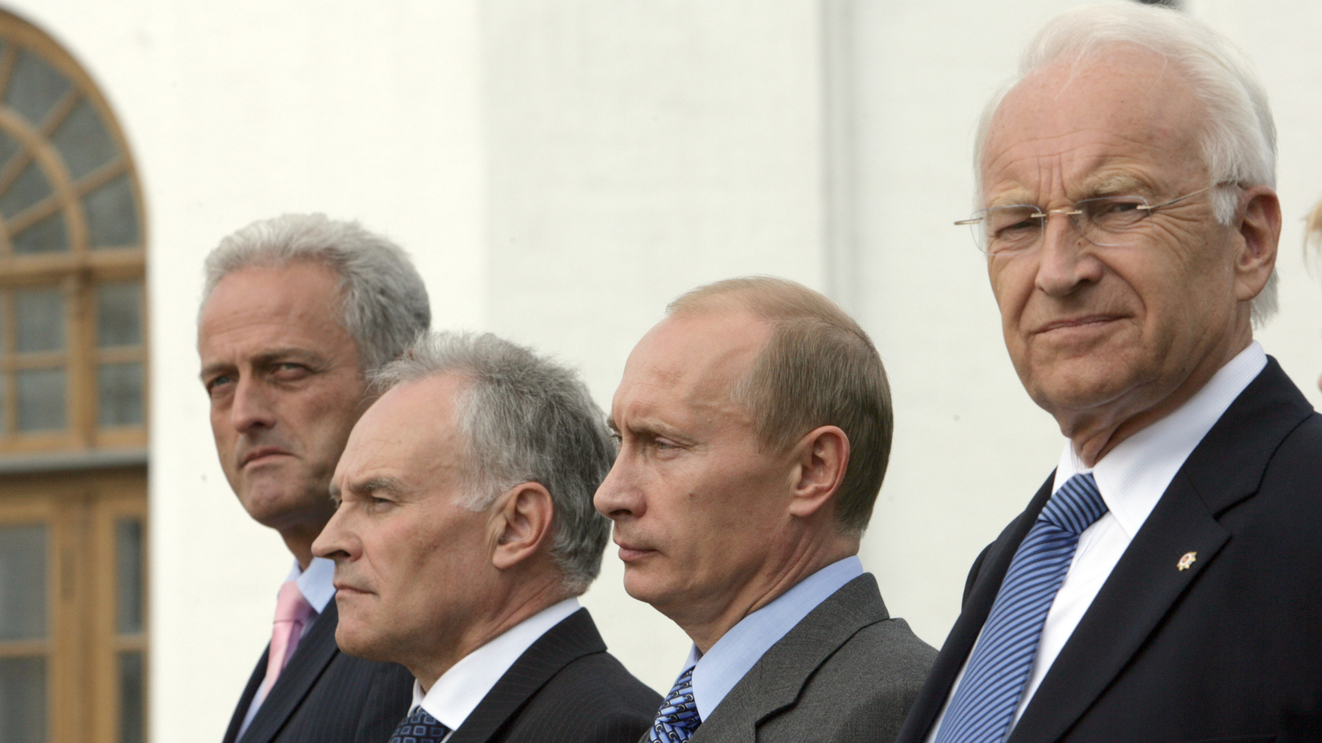Bayerns damaliger Ministerpräsident Edmund Stoiber steht neben dem russischen Präsidenten Putin und den CSU-Politikern Erwin Huber und Peter Ramsauer | picture-alliance/ dpa