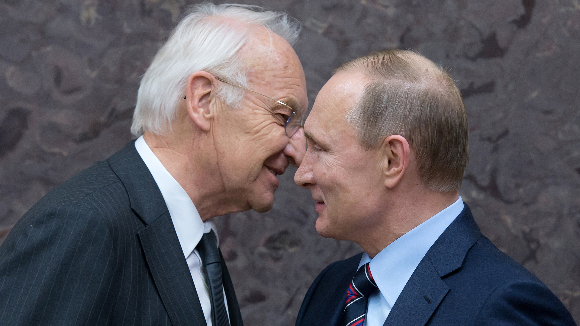 CSU-Politiker Edmund Stoiber wird im Jahr 2016 vom russischen Präsidentn Wladimir Putin in Moskau begrüßt | picture alliance / dpa
