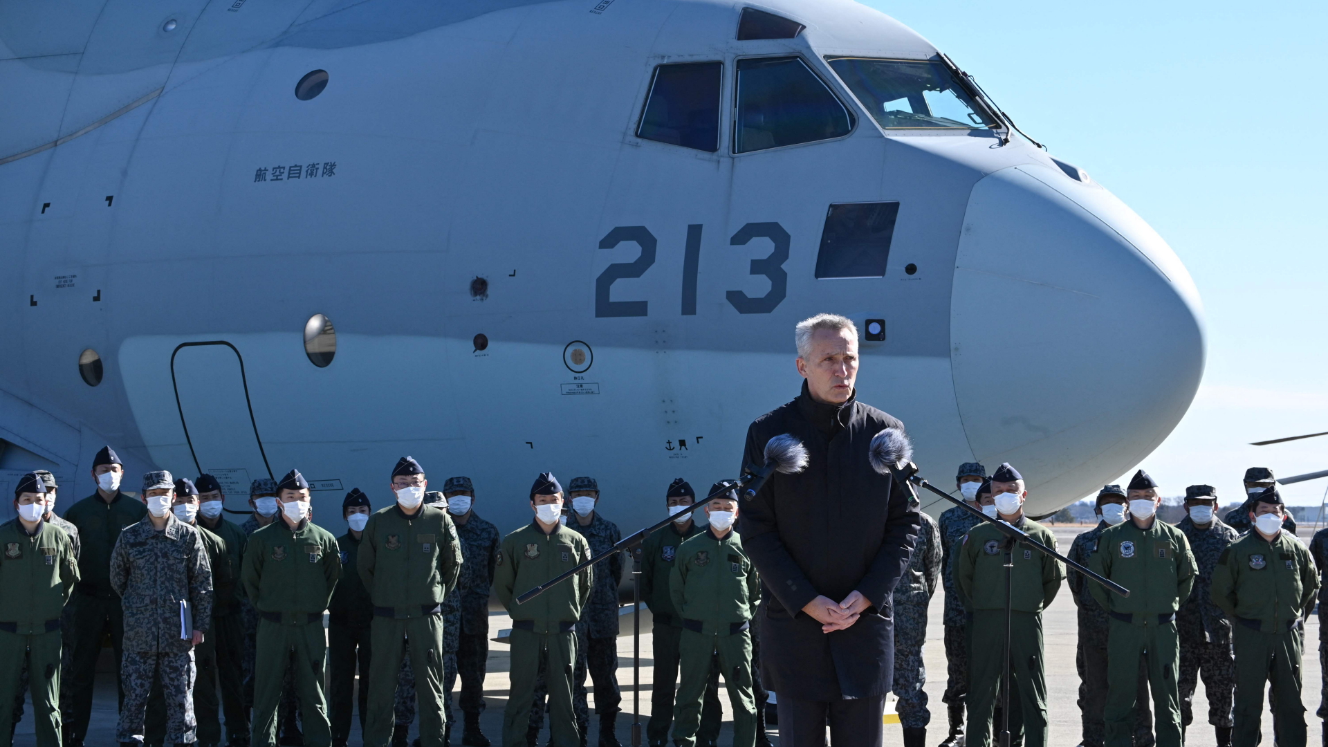 Jens Stoltenberg spricht bei einer Besichtigung des japanischen Luftwaffenstützpunkts Iruma. | AFP