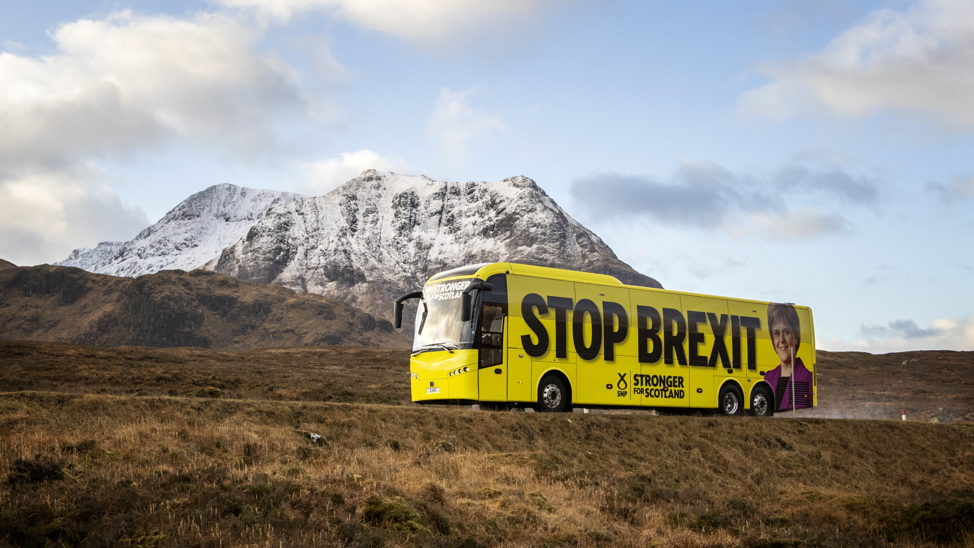 Der SNP-Kampagnenbus fährt in der letzten Wahlkampfwoche durch die schottischen Highlands (Archivbild).  | dpa